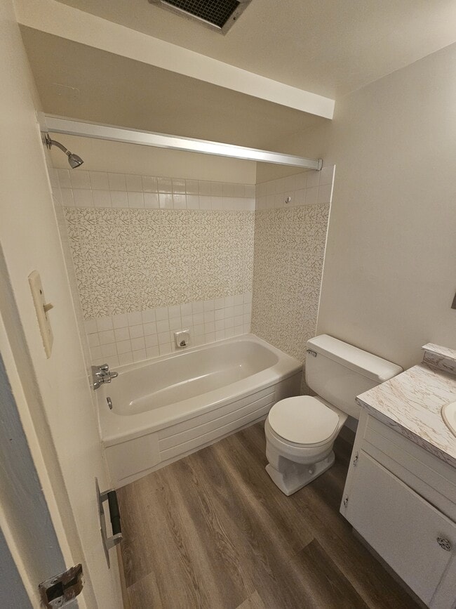 Photo du bâtiment - 10327-10107 107 Ave