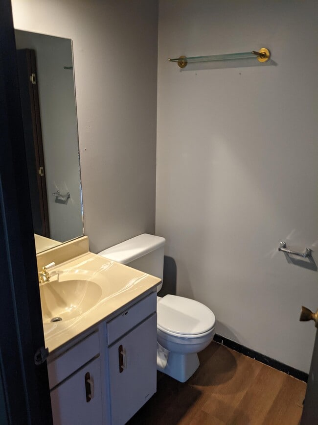 Foto del edificio - 2104 Melrose Dr