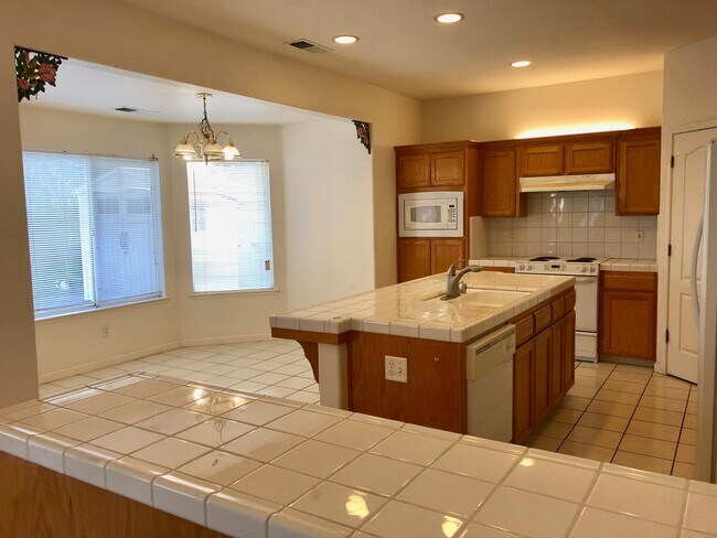Foto del edificio - $2,595 Bullard & Polk, 4 Bedroom Home - W....