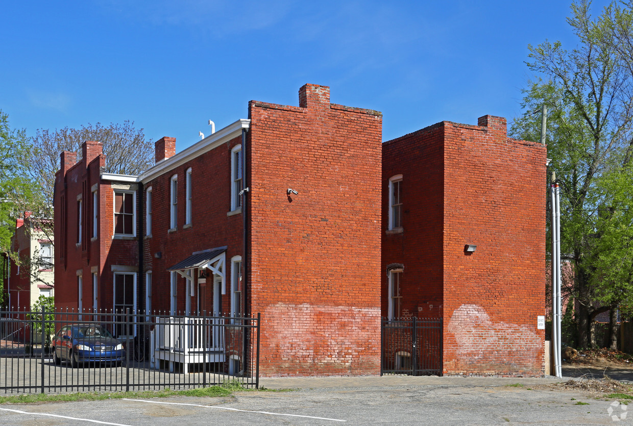 Foto del edificio - 411-413 Adams St