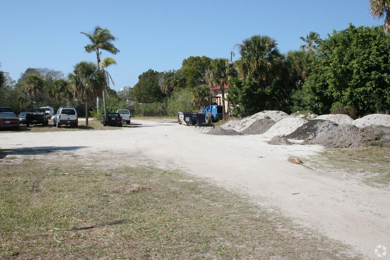 Building Photo - 1607 Stickney Point Rd