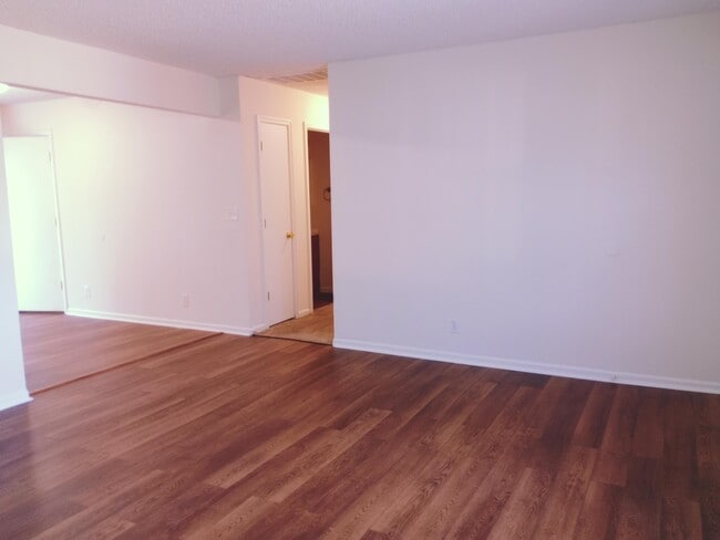 Building Photo - 2504 Glenn Dr