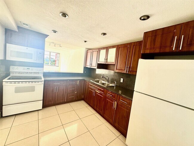 Foto del edificio - 1351 NE Miami Gardens Dr
