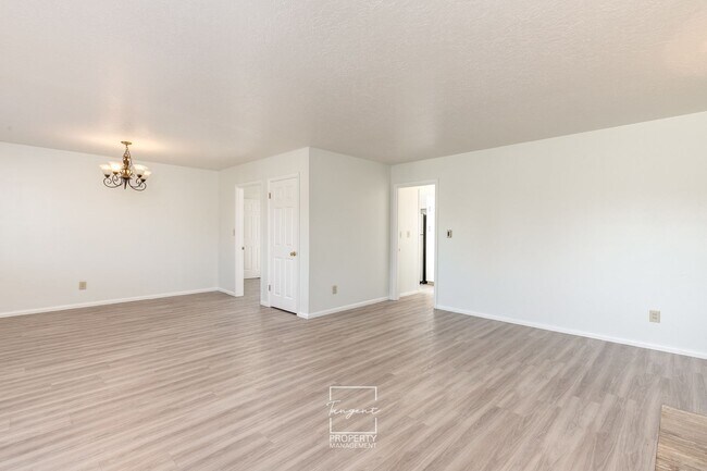 Foto del edificio - Bright and Spacious 3 BR, 1.5 BA Ranch in ...