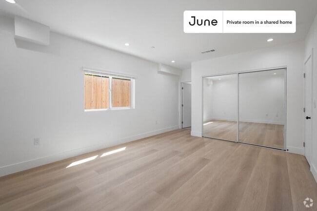 Building Photo - Private bedroom in 3 bed/2 bath Home