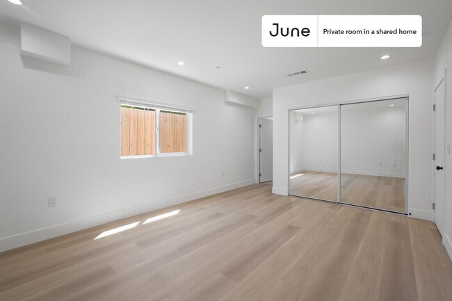 Foto del edificio - Private bedroom in 3 bed/2 bath Home
