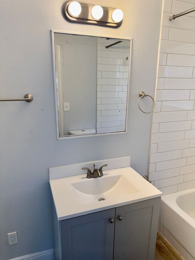 Building Photo - Fully Remodeled 2/1 in the heart of Tampa