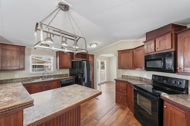 Foto del edificio - 21864 Russell Dr