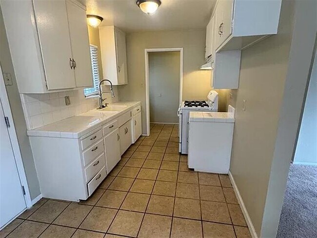 Building Photo - This beautiful 3 bedroom