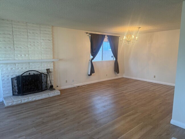 Foto del edificio - SPACIOUS 4 BEDROOM 3 BATH HOME