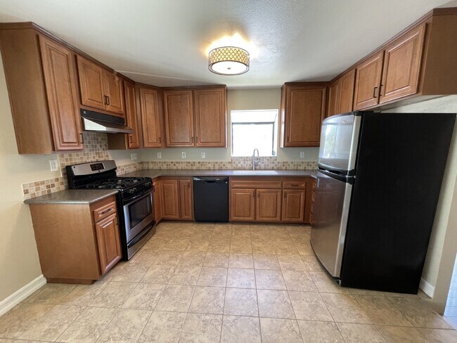 Building Photo - 3 + 2.5 Charming Townhome in Desirable Val...