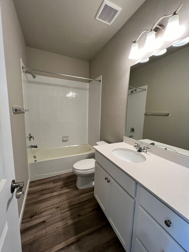 Foto del edificio - 1849 S Poplar Ct