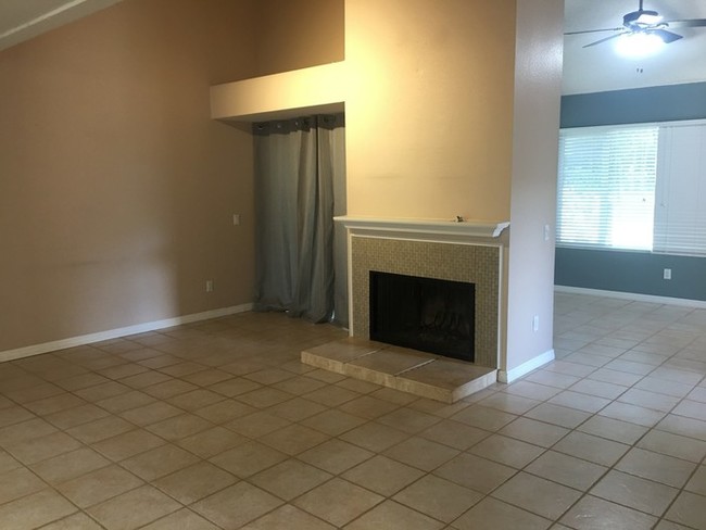 Building Photo - Spacious 2 Bedroom Escondido Condo!