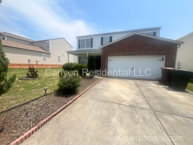 Building Photo - Charming Home with Modern Amenities and Fl...