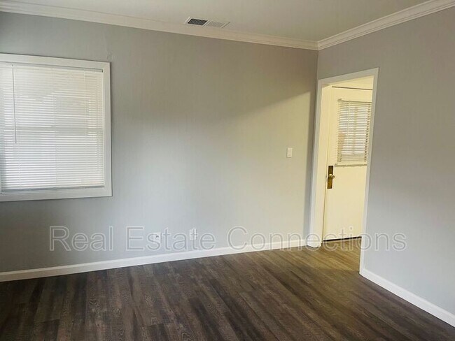 Building Photo - 1541 Lewis St