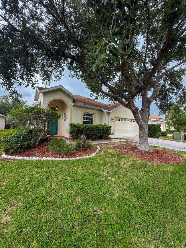 Building Photo - Great opportunity to rent in the gated com...