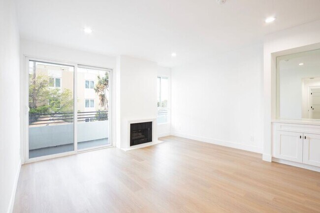 Building Photo - 1616 N Serrano Ave