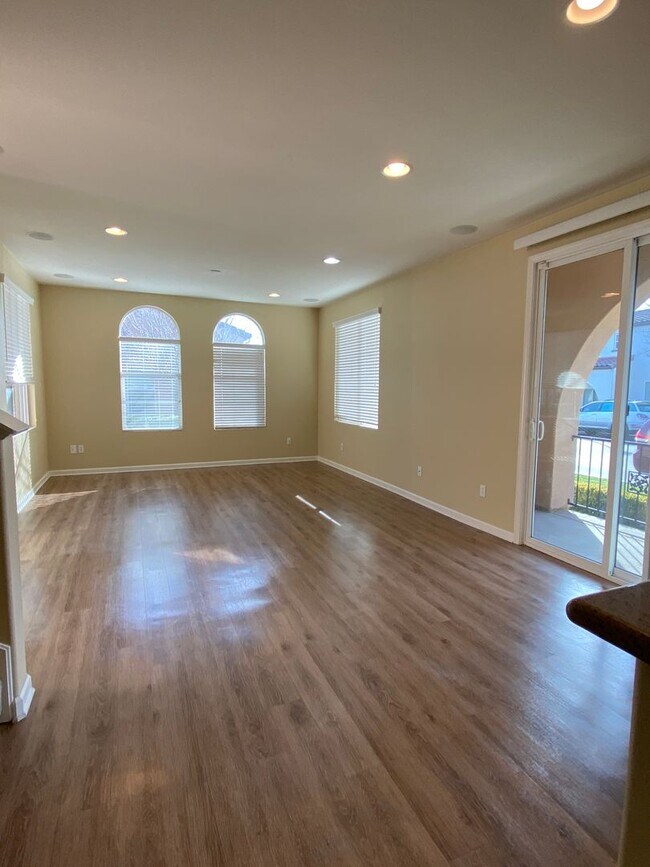 Foto del edificio - San Ramon Gale Ranch Townhouse 3BD/2.5BA with 4th Room for Office Loft! Community Pool Included!
