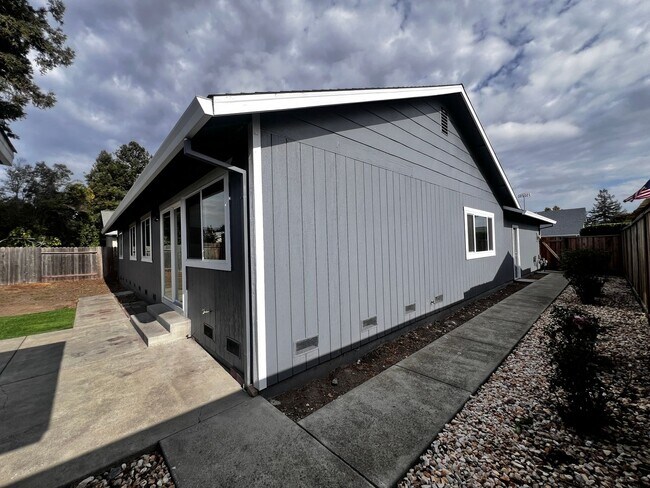 Foto del edificio - East Petaluma Four Bedroom Home