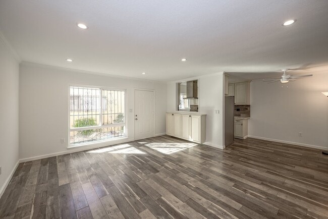 Building Photo - 7923 Agnes Ave