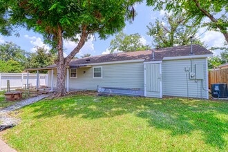 Building Photo - 7557 Meadowview Dr