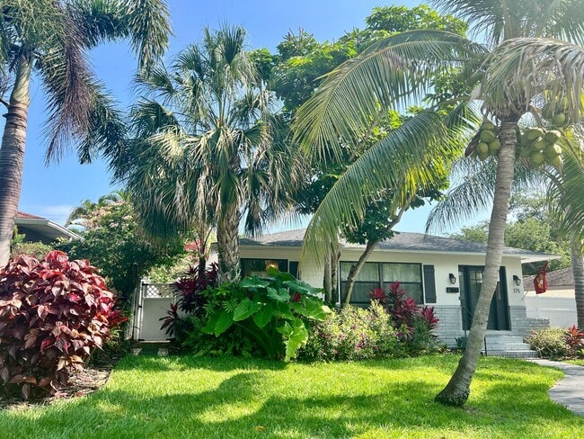 Foto del edificio - FULLY FURNISHED 2/2 OLD NE BUNGALOW