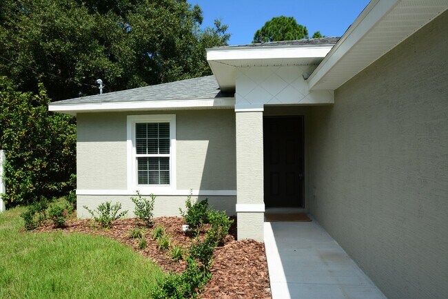 Building Photo - "Charming 3-Bedroom Retreat with 2 Full Ba...