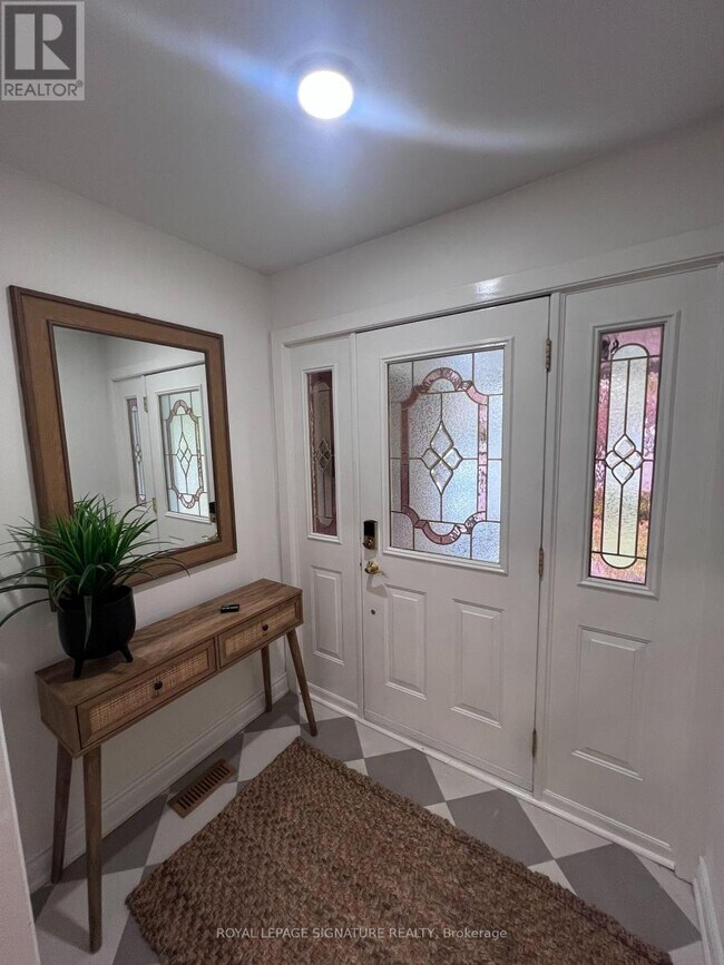 Building Photo - 195 Upper Canada Dr