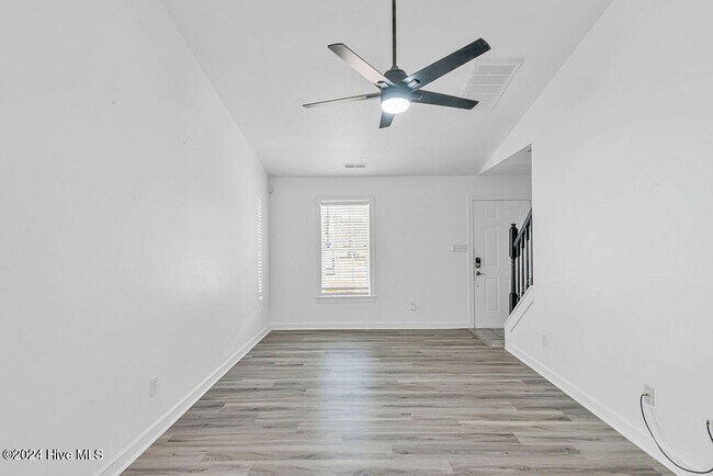 Foto del edificio - 900 Springwood Dr