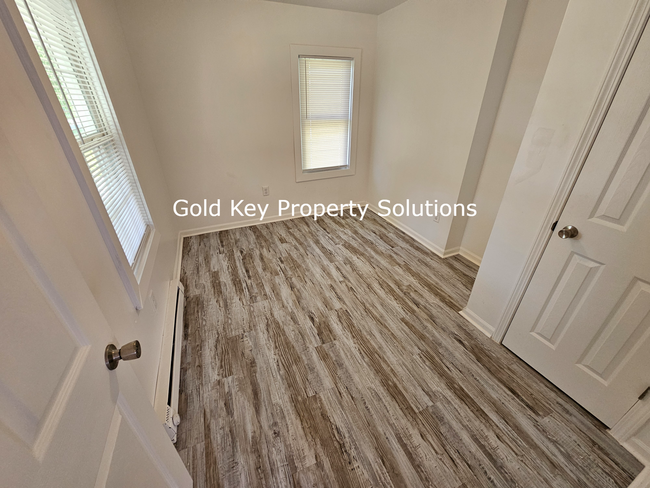 Building Photo - Completely Updated 2 Bedroom/1 Bath (Secti...