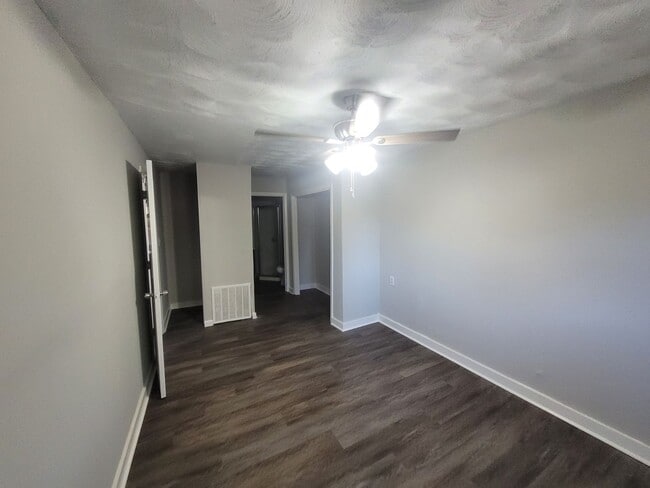 Foto del edificio - 2400 Bell St