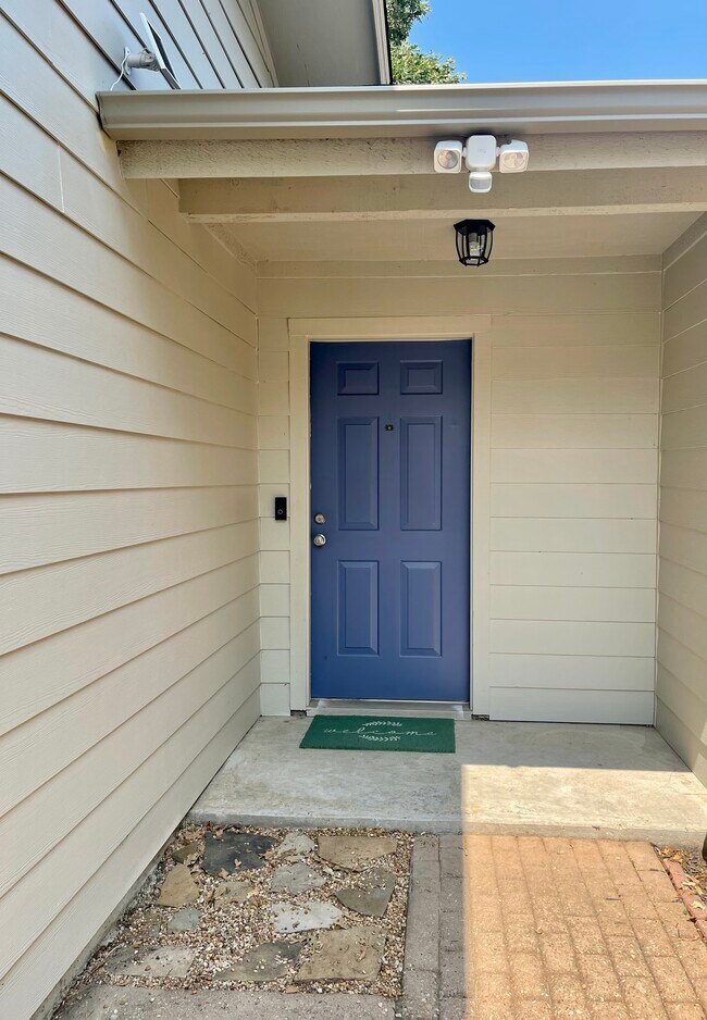 Building Photo - 2501 Longmire Dr