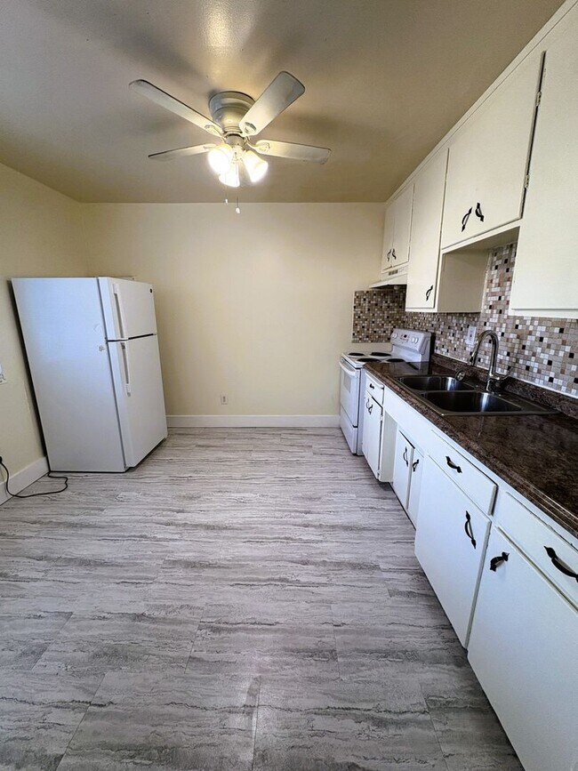 Foto del edificio - 8225-8227 Dowling St.