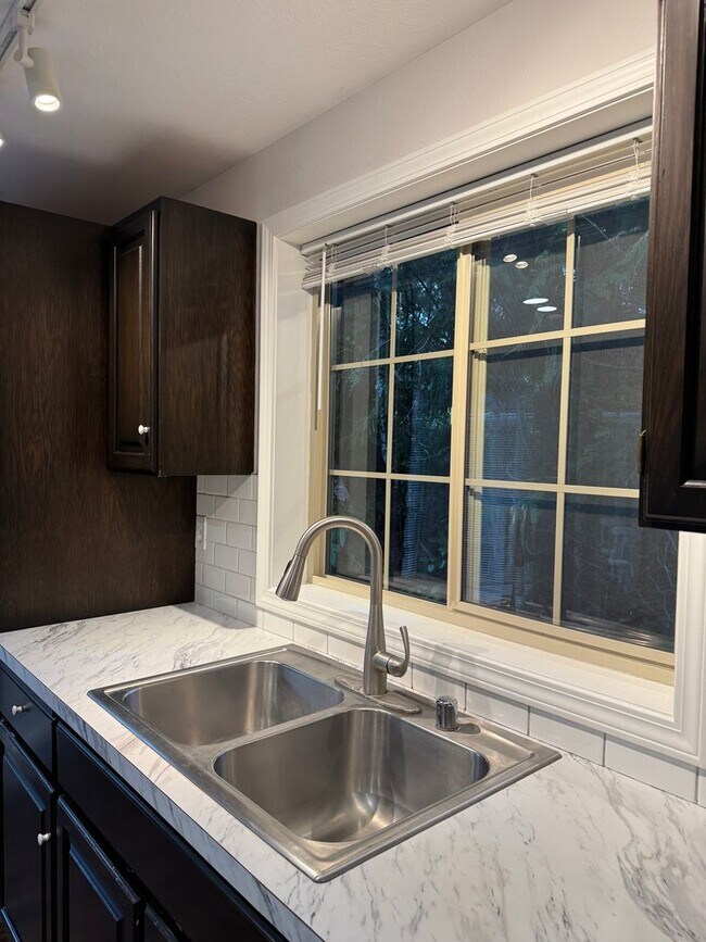 Foto del edificio - Poulsbo - perfectly charming 2 story with main floor primary suite