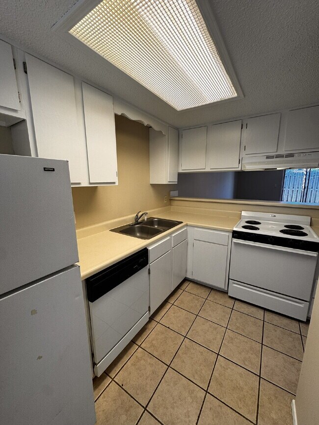 Building Photo - 1820 S 13th Pl