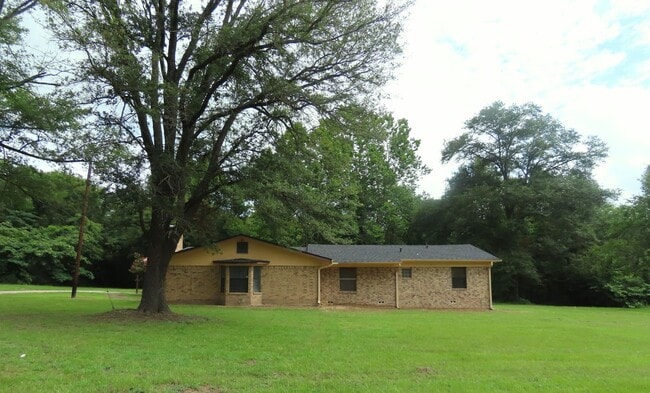 Building Photo - Country Living-City Close! 3 Bedroom, 2 Ba...