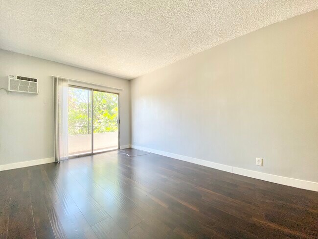 Building Photo - 5555 Carlton Way