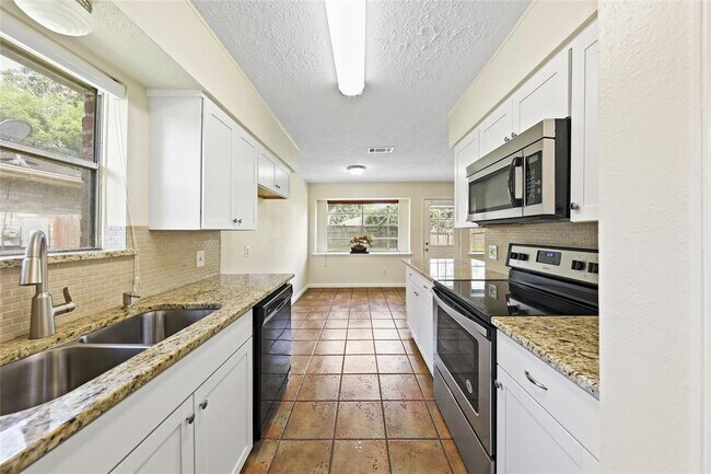 Foto del edificio - 875 Silverpines Rd