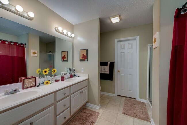 Building Photo - 3 Bed, 3 Bath with Garage Close to Campus - The Veranda