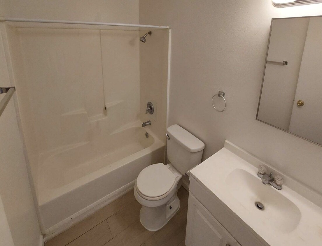 Foto principal - Freshly Updated 2 bed, 1 bath Upstairs Con...