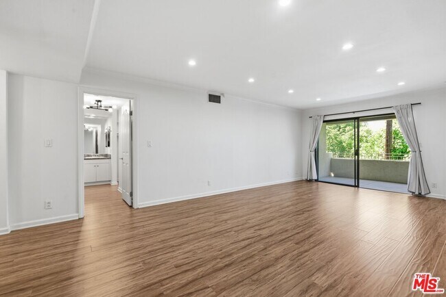Foto del edificio - 5009 Woodman Ave