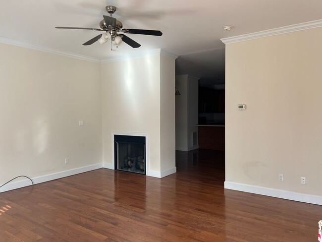 Building Photo - Tri Level Condo with Garage