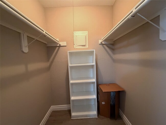 Building Photo - 9201 Clarewood Dr