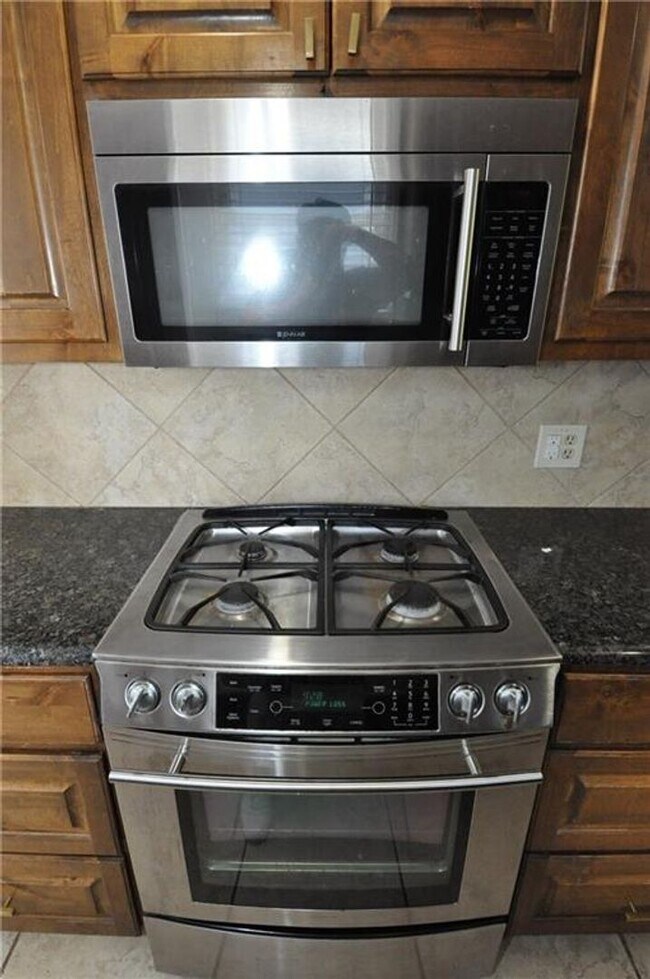 Building Photo - Fantastic Floorplan & Walking Distance To ...