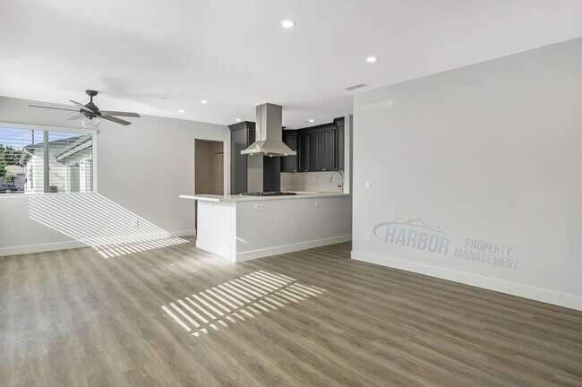 Building Photo - 14600 1/2-15244 Eastwood Ave
