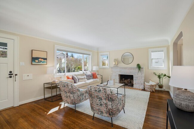Building Photo - Beautiful 4 Bedroom Home w/MIL in the hear...