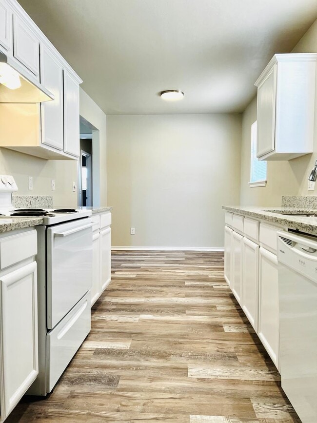 Building Photo - Updated 2BD 1BA Duplex in Yukon!!!