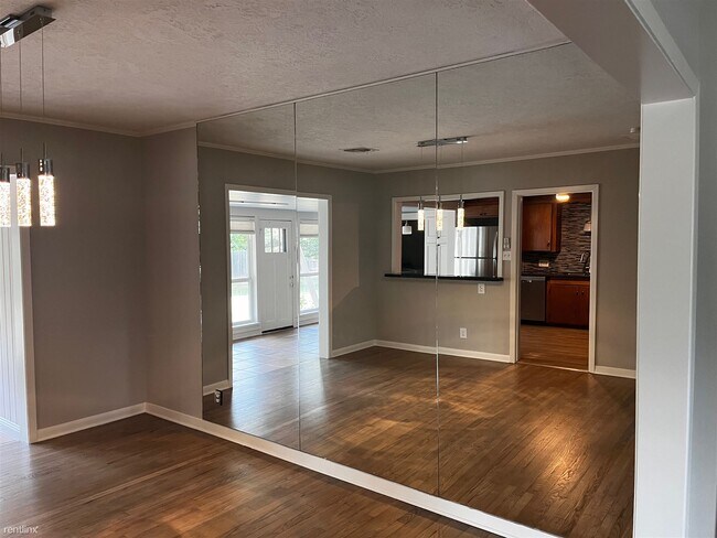 Building Photo - 4 br, 3 bath House - 1013 Walton Dr