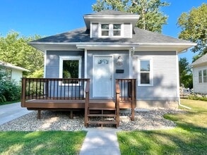Building Photo - 603 S Hawthorne Ave