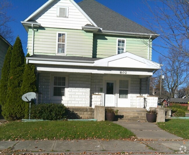 Building Photo - 802 W 1st St